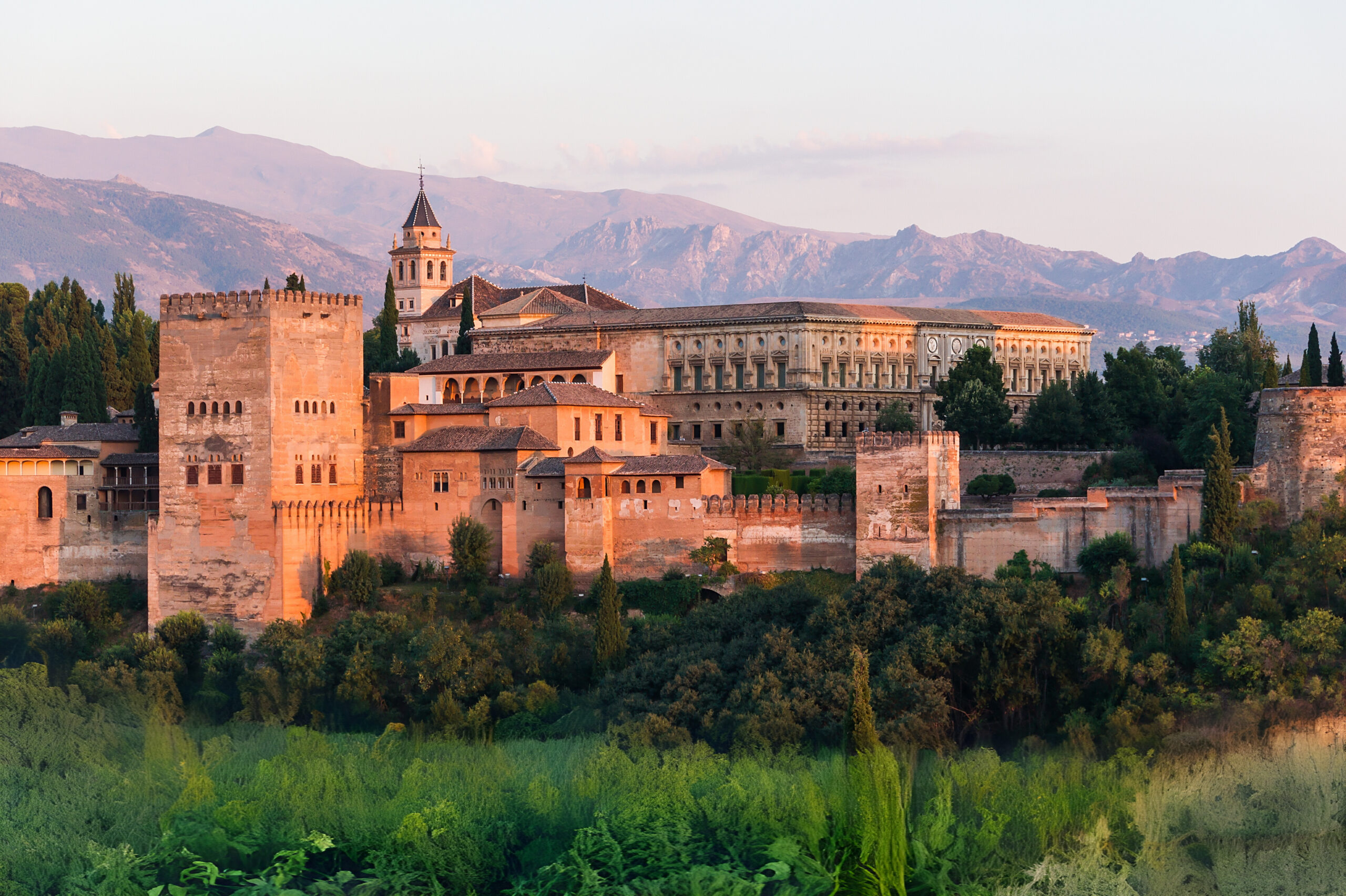 Alhambra Granada Andalucía con hierba para desbrozar