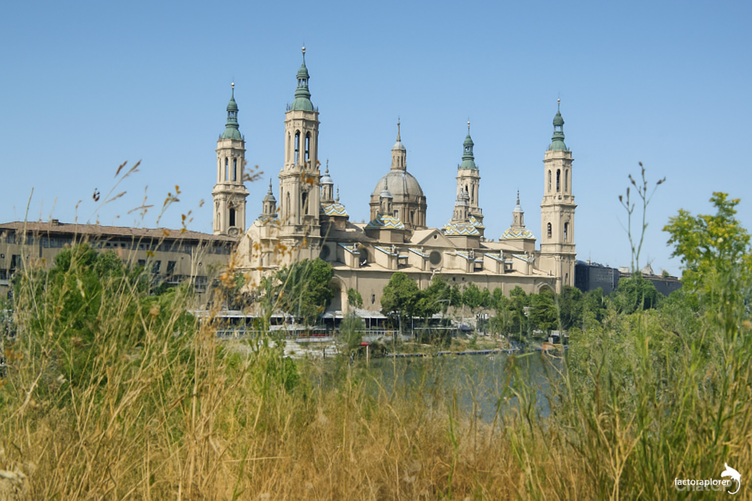 El Pilar de Zaragoza Aragón con hierba para desbrozar